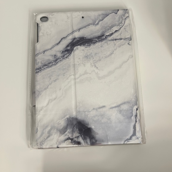 Chic Geeks Grey Marble IPAD Case